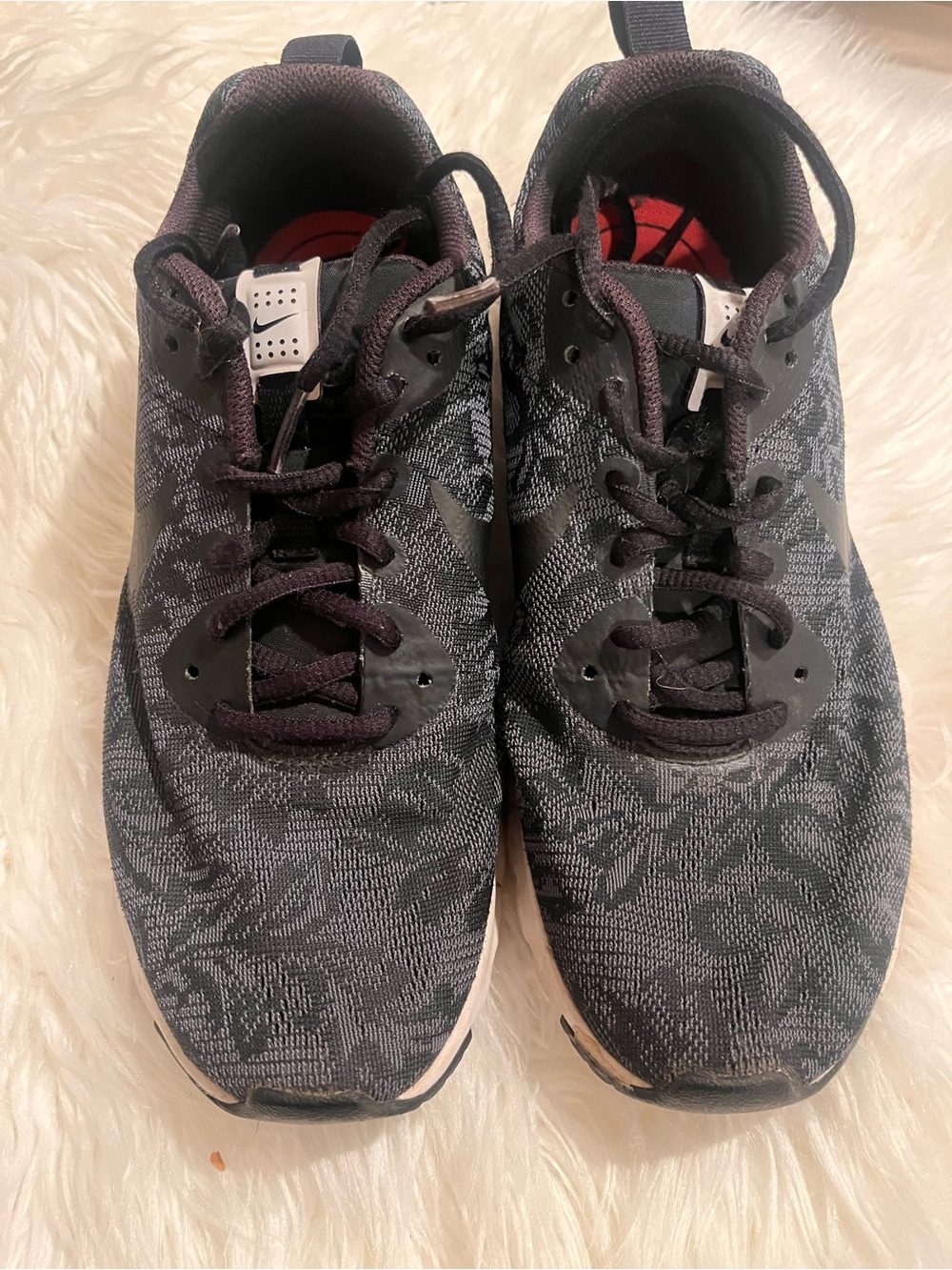 Nike Women's Black and Gray Knit Athletic Sneakers